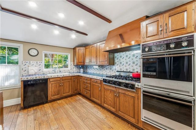 1821 Mandeville Canyon, Los Angeles, CA 90049