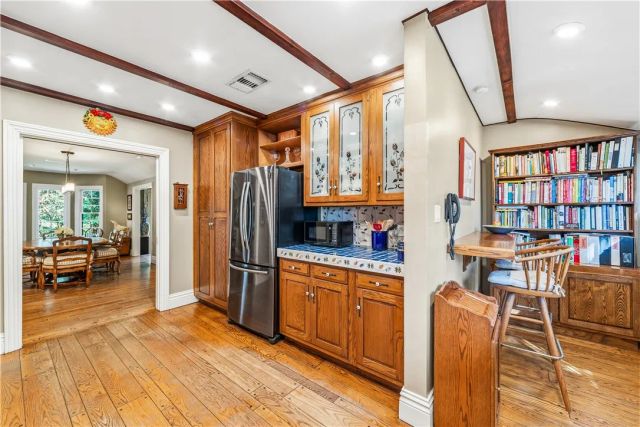 1821 Mandeville Canyon, Los Angeles, CA 90049