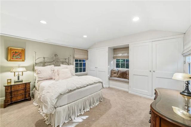 1821 Mandeville Canyon, Los Angeles, CA 90049