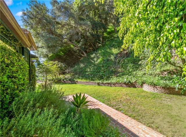 1821 Mandeville Canyon, Los Angeles, CA 90049