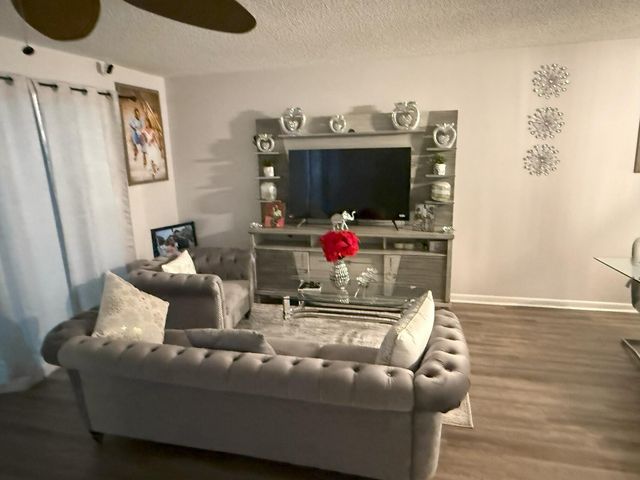 2828 CASITA Way 211, Delray Beach, FL 33445