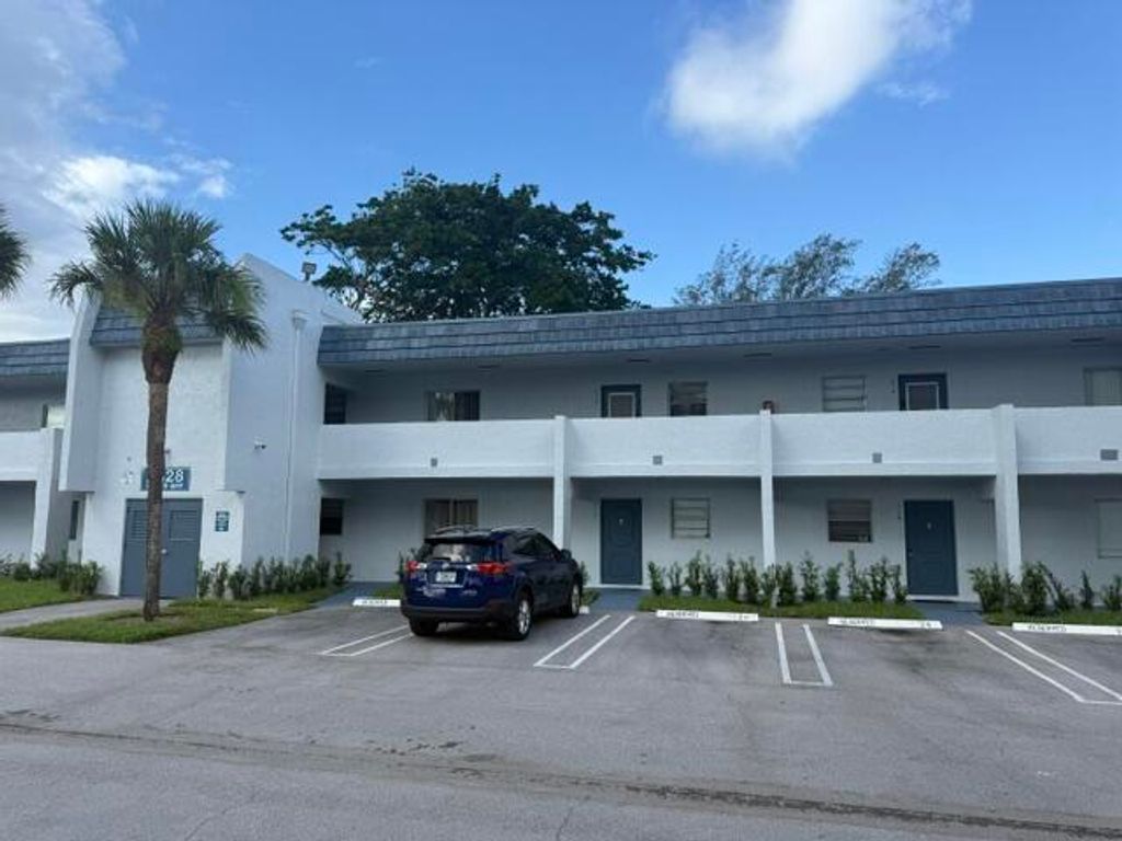 2828 CASITA Way 211, Delray Beach, FL 33445