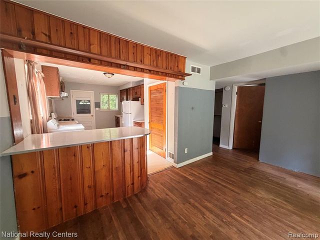 37 E Brooklyn Avenue, Pontiac, MI 48340