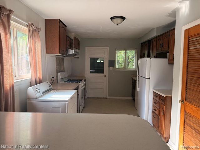 37 E Brooklyn Avenue, Pontiac, MI 48340