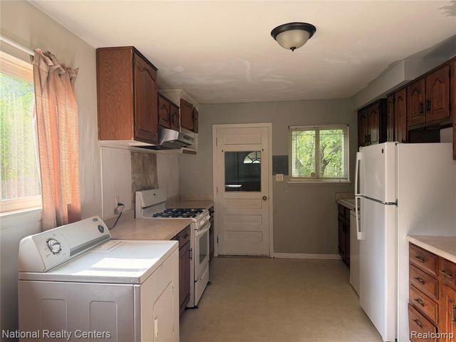 37 E Brooklyn Avenue, Pontiac, MI 48340