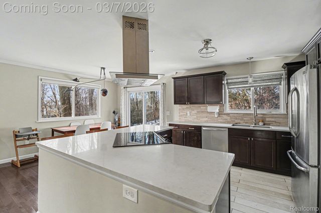 2150 Mapesbury Drive, West Bloomfield Charter Township, MI 48324