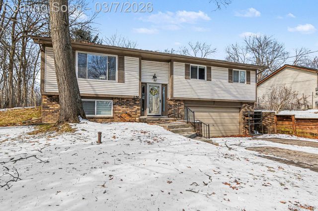 2150 Mapesbury Drive, West Bloomfield Charter Township, MI 48324