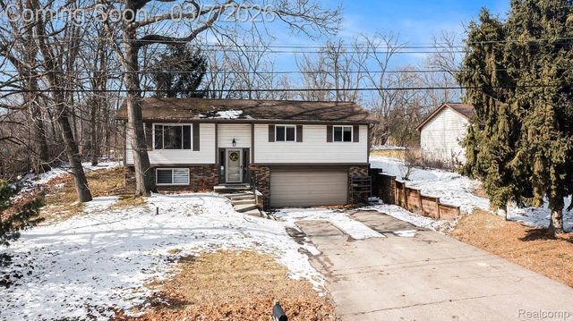 2150 Mapesbury Drive, West Bloomfield Charter Township, MI 48324