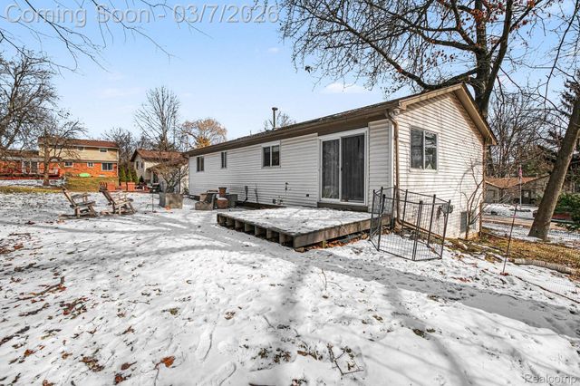 2150 Mapesbury Drive, West Bloomfield Charter Township, MI 48324