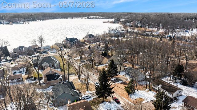 2150 Mapesbury Drive, West Bloomfield Charter Township, MI 48324