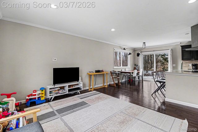 2150 Mapesbury Drive, West Bloomfield Charter Township, MI 48324