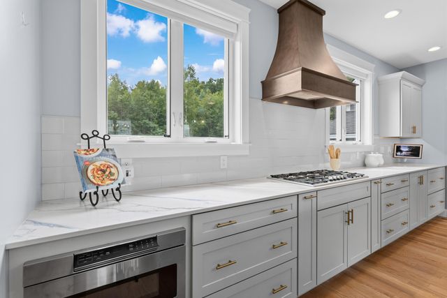 13 Stone Creek Drive, Brentwood, NH 03833