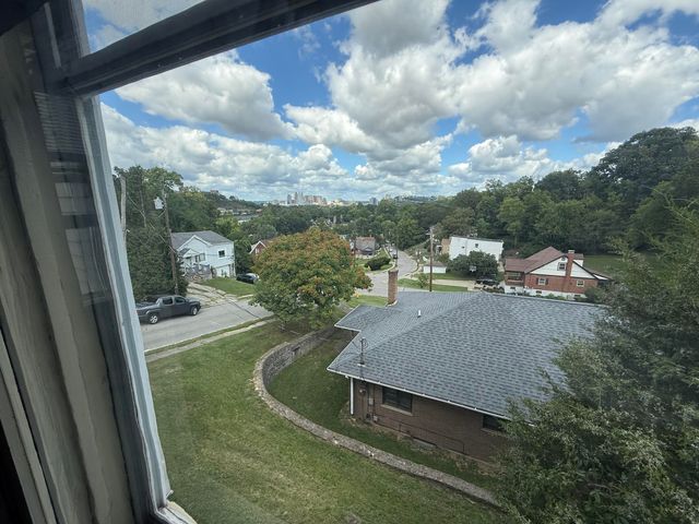 29 E Crescent Avenue, Woodlawn, KY 41071