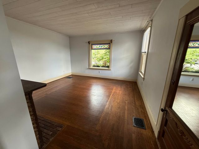 29 E Crescent Avenue, Woodlawn, KY 41071