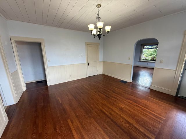 29 E Crescent Avenue, Woodlawn, KY 41071