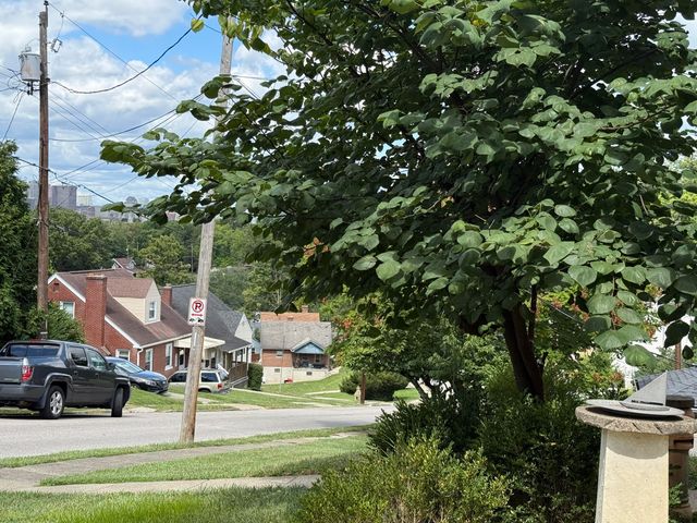 29 E Crescent Avenue, Woodlawn, KY 41071
