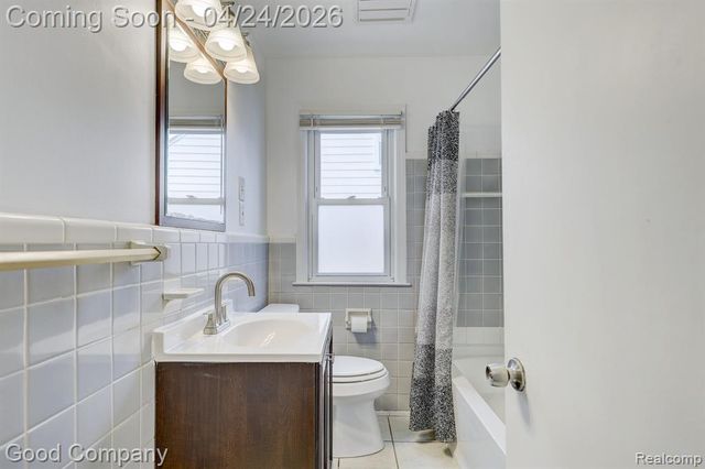 20420 Roscommon Street, Harper Woods, MI 48225