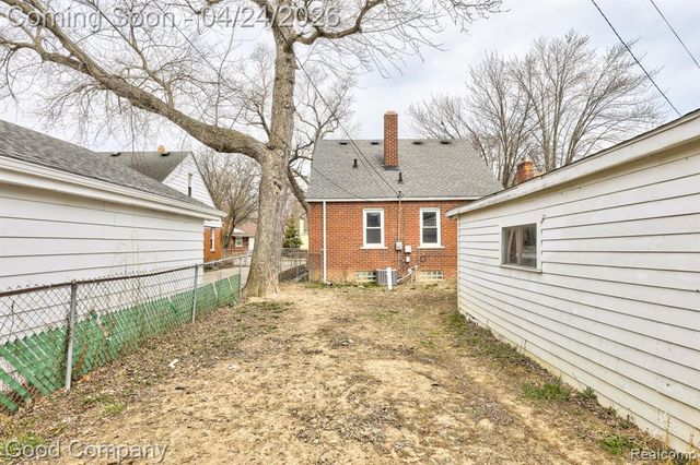 20420 Roscommon Street, Harper Woods, MI 48225