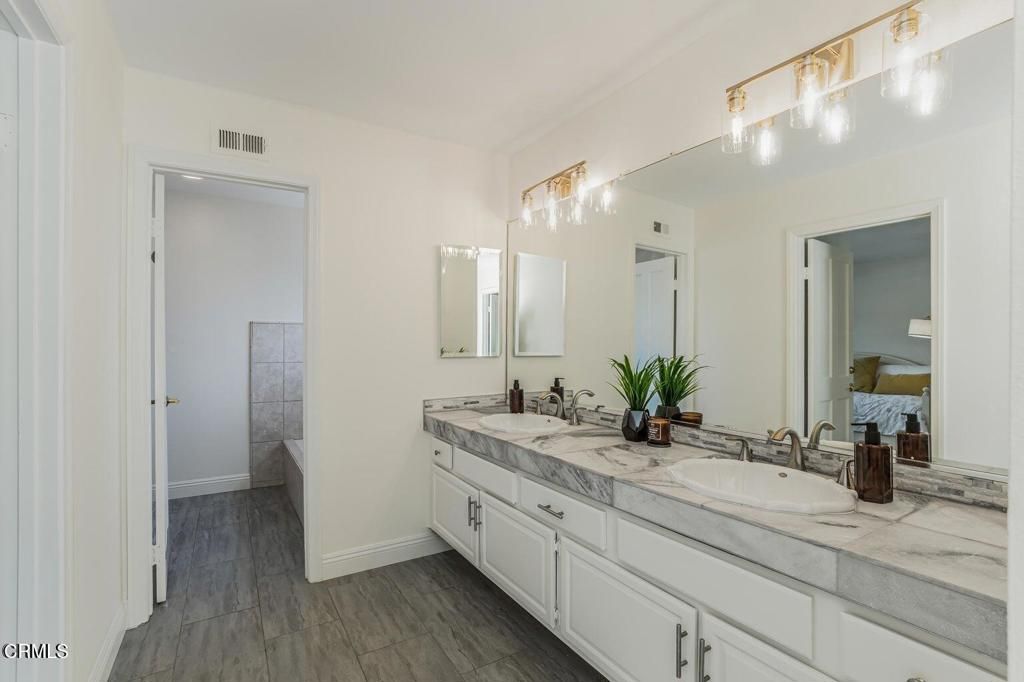 Image 15 of property listing at 263 Fox Hills Drive, Thousand Oaks, CA 91361