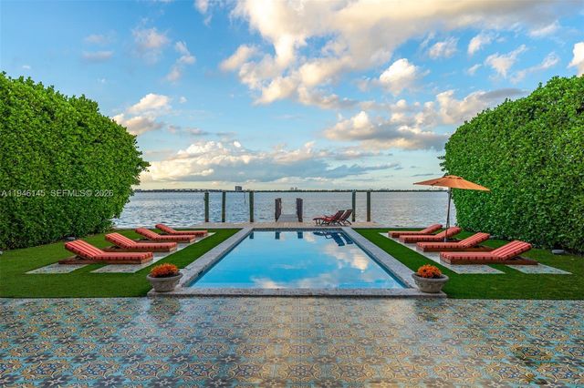 1277 N Venetian Way, Miami, FL 33139