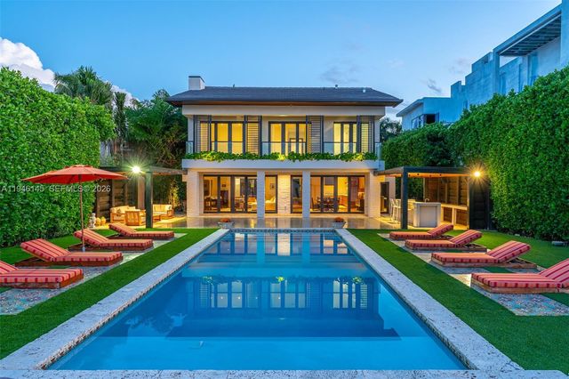 1277 N Venetian Way, Miami, FL 33139