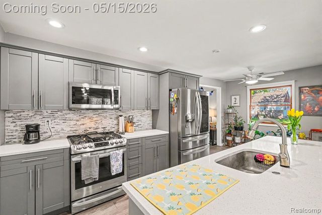 401 Lakeview Street, Holly, MI 48442