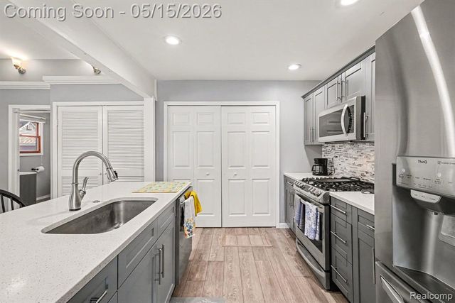 401 Lakeview Street, Holly, MI 48442