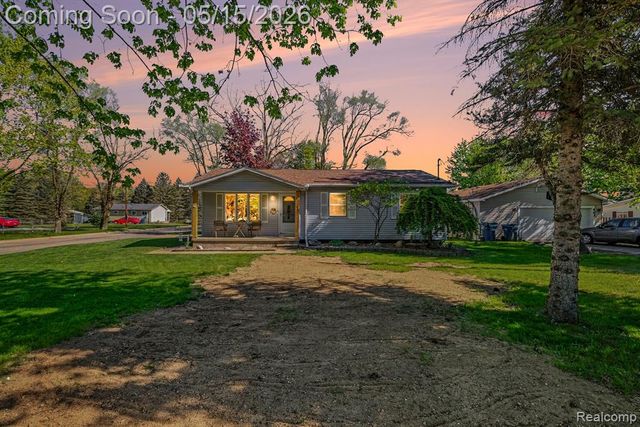 401 Lakeview Street, Holly, MI 48442