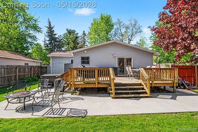 401 Lakeview Street, Holly, MI 48442
