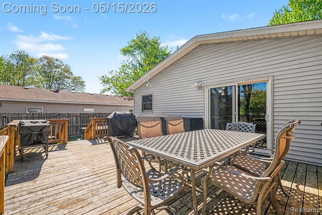 401 Lakeview Street, Holly, MI 48442