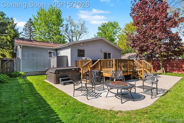 401 Lakeview Street, Holly, MI 48442