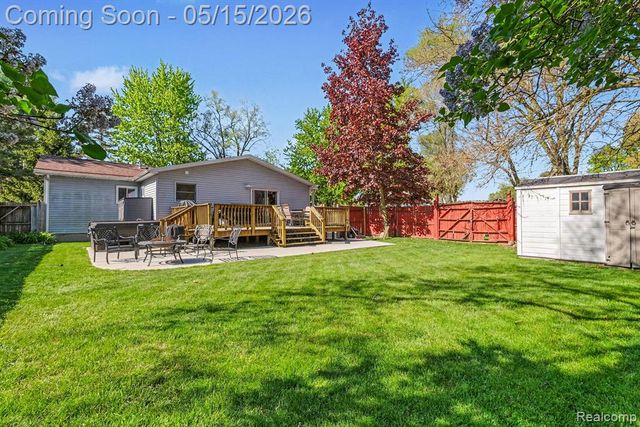 401 Lakeview Street, Holly, MI 48442