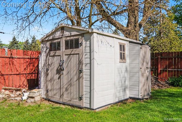 401 Lakeview Street, Holly, MI 48442