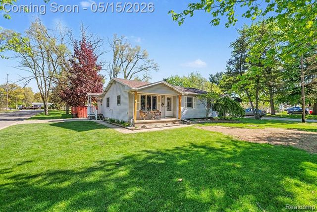 401 Lakeview Street, Holly, MI 48442