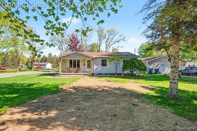 401 Lakeview Street, Holly, MI 48442