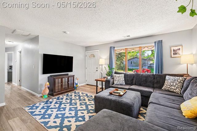 401 Lakeview Street, Holly, MI 48442