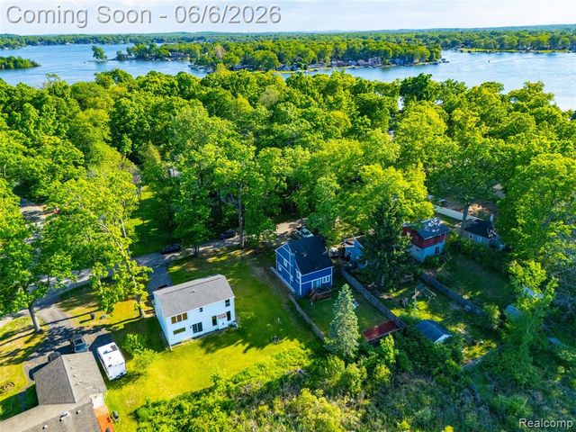 3773 Navarra Avenue, White Lake, MI 48383