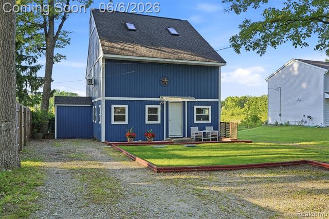 3773 Navarra Avenue, White Lake, MI 48383