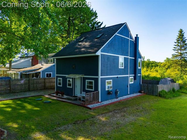 3773 Navarra Avenue, White Lake, MI 48383