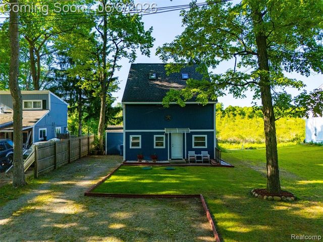 3773 Navarra Avenue, White Lake, MI 48383