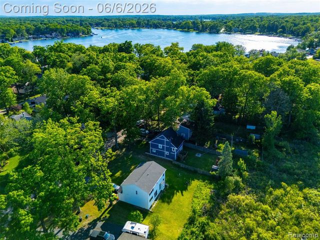 3773 Navarra Avenue, White Lake, MI 48383