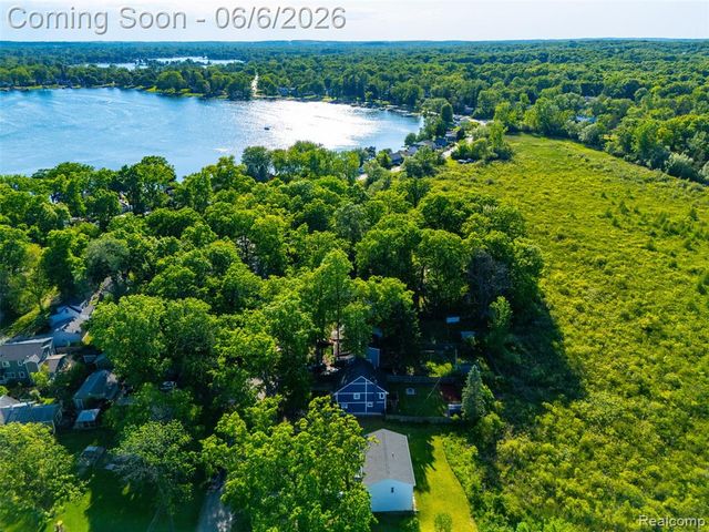3773 Navarra Avenue, White Lake, MI 48383