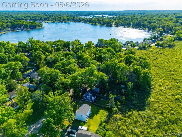 3773 Navarra Avenue, White Lake, MI 48383