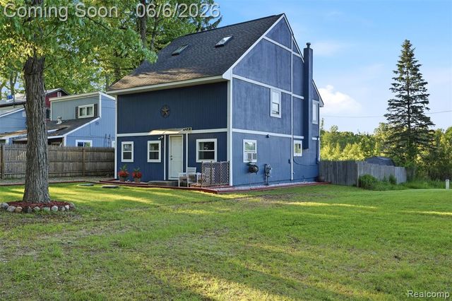3773 Navarra Avenue, White Lake, MI 48383