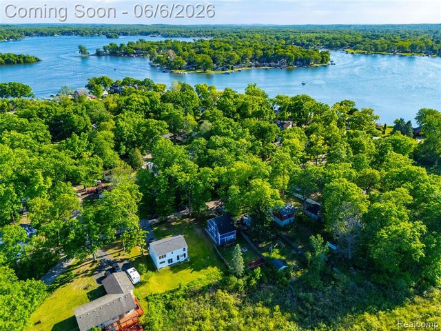 3773 Navarra Avenue, White Lake, MI 48383