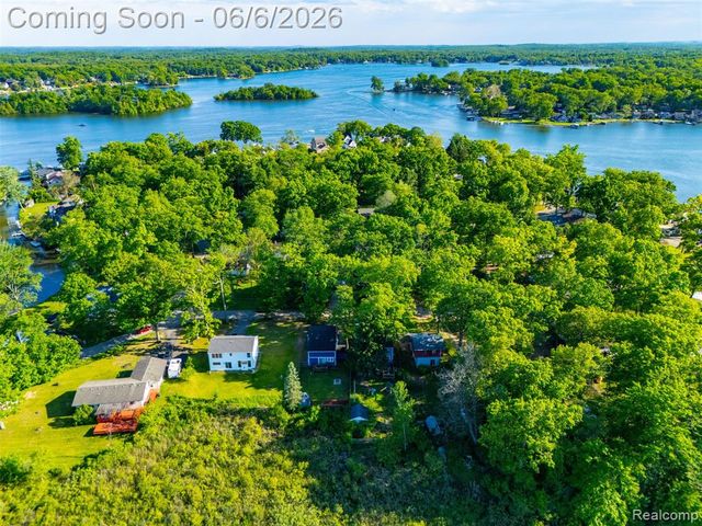 3773 Navarra Avenue, White Lake, MI 48383