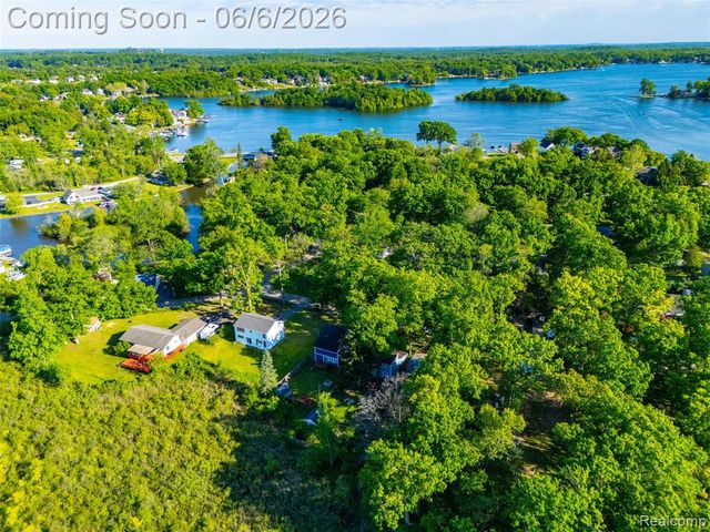 3773 Navarra Avenue, White Lake, MI 48383