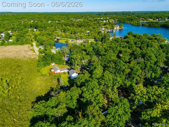3773 Navarra Avenue, White Lake, MI 48383