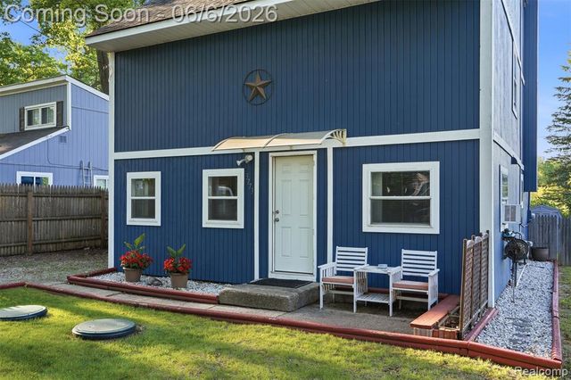 3773 Navarra Avenue, White Lake, MI 48383