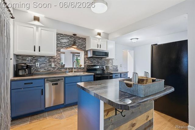 3773 Navarra Avenue, White Lake, MI 48383